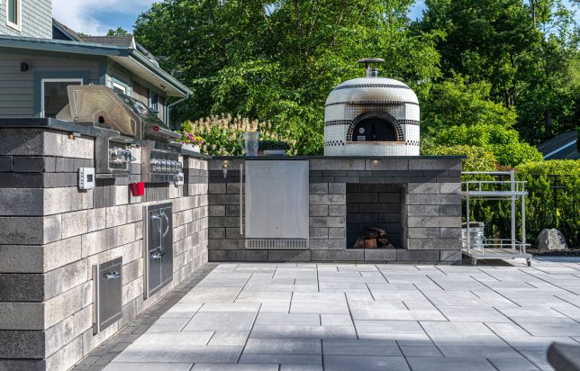 Outdoor L-Shaped Kitchen with Pizza Oven and Built in Grill