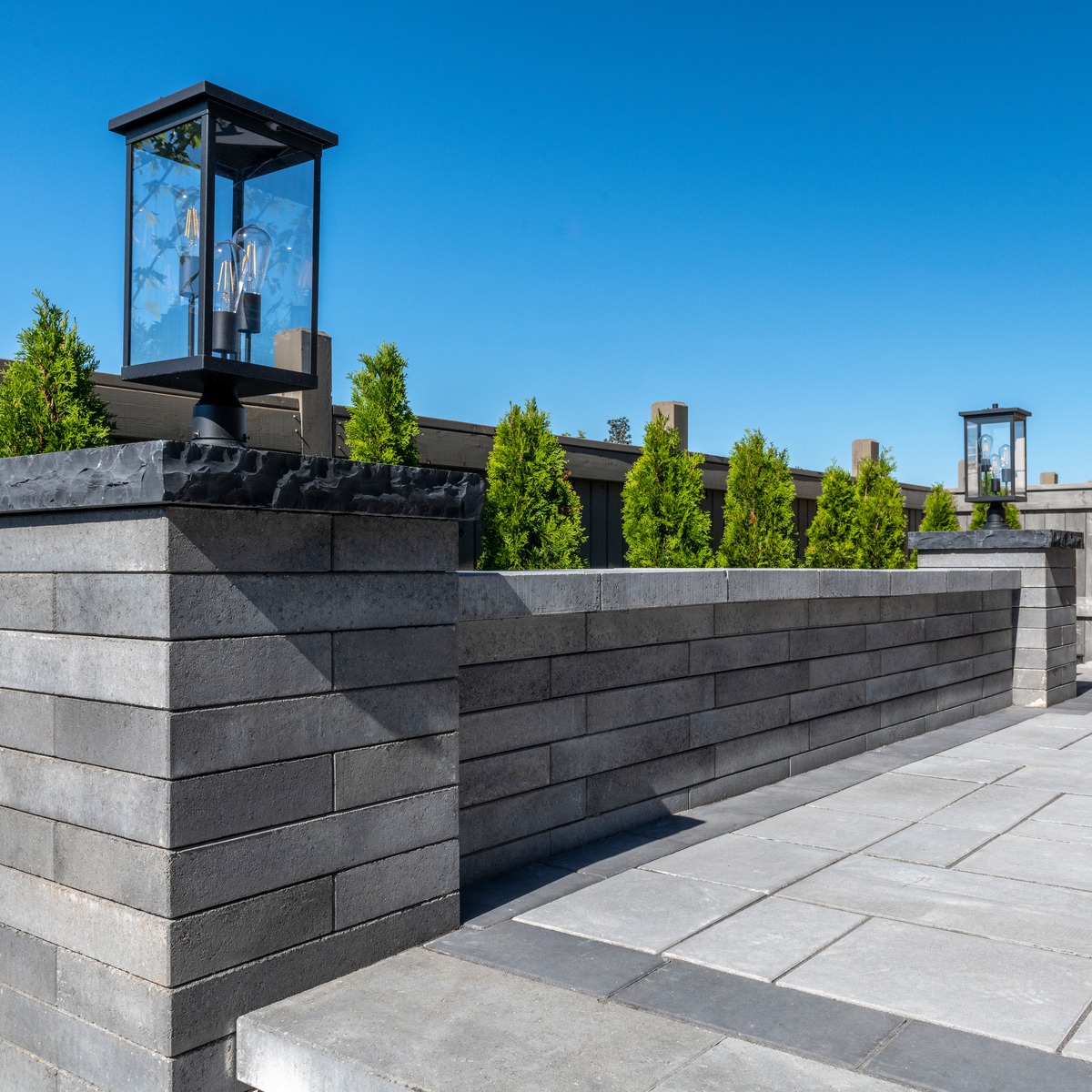 low seat retaining wall with lanterns