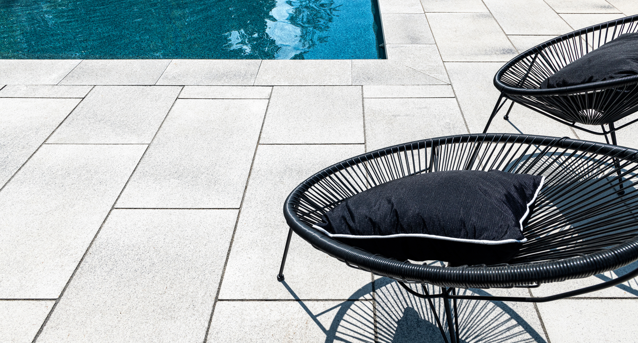 Swimming pool with pool coping
