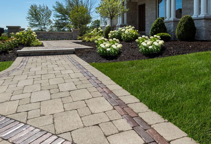 Antiqued entrance with driveway pavers | Unilock