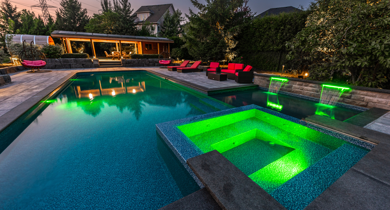 Swimming pool coping with integrated lighting elements