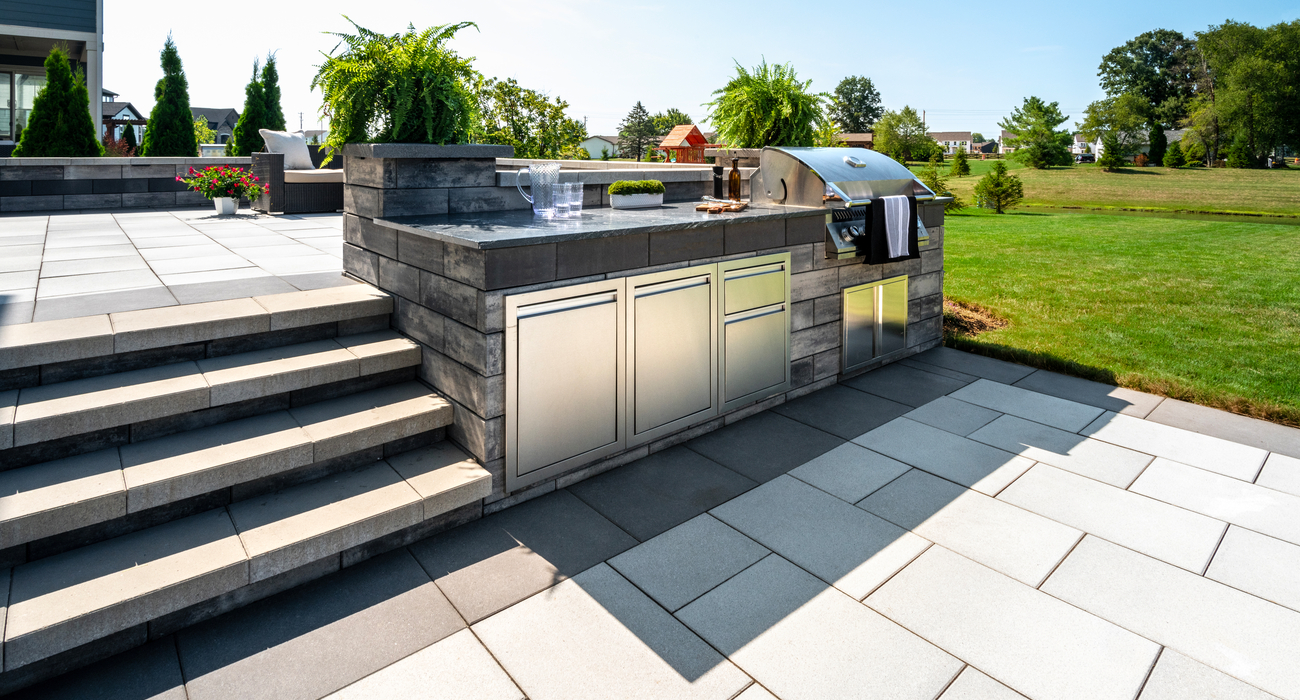 Outdoor Kitchen with Stone Steps on Paver Patio