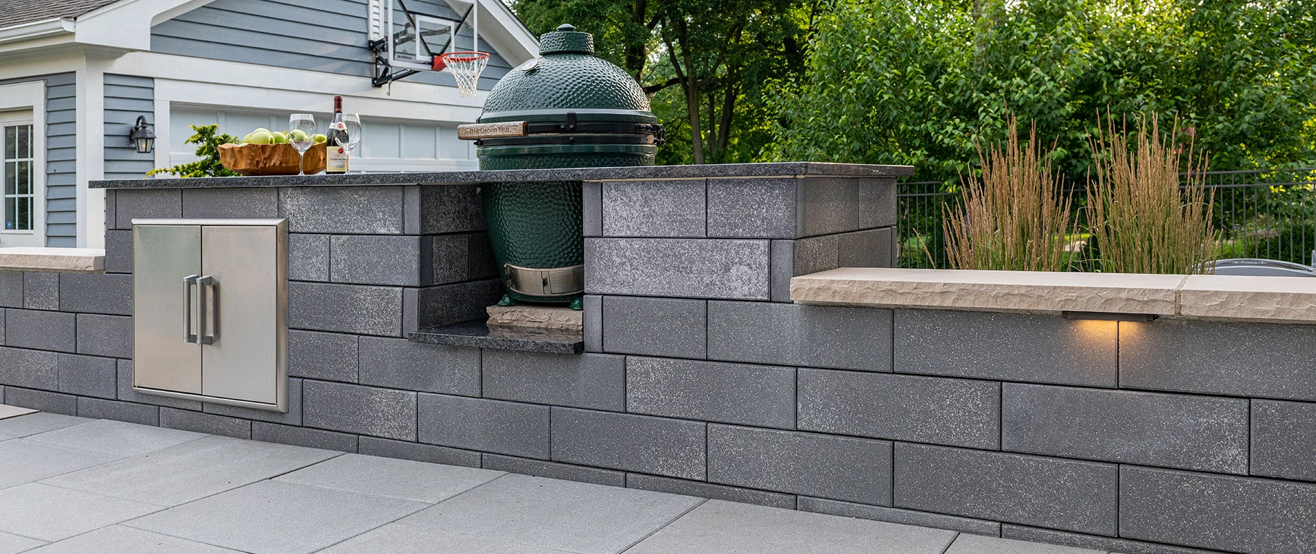 Outdoor kitchen and paver patio hardscaping
