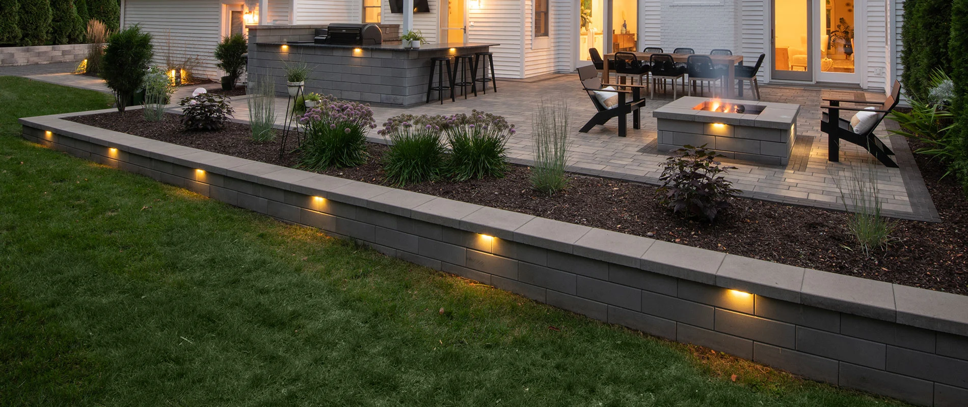 Retaining wall with accent lighting