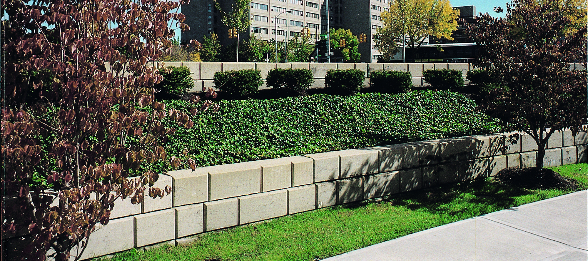 A DuraHold2 retaining wall helps to break up green spaces, while accounting for changes in elevation outside the building.