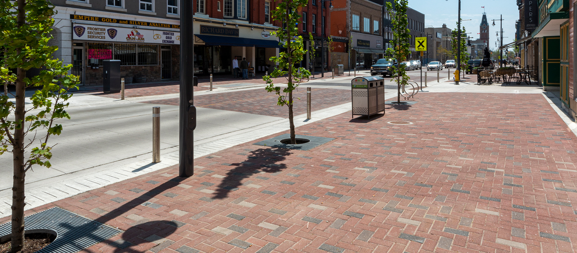  An old-fashioned streetscape with walkways and pedestrian areas made from multicolor Series pavers in a herringbone pattern. 