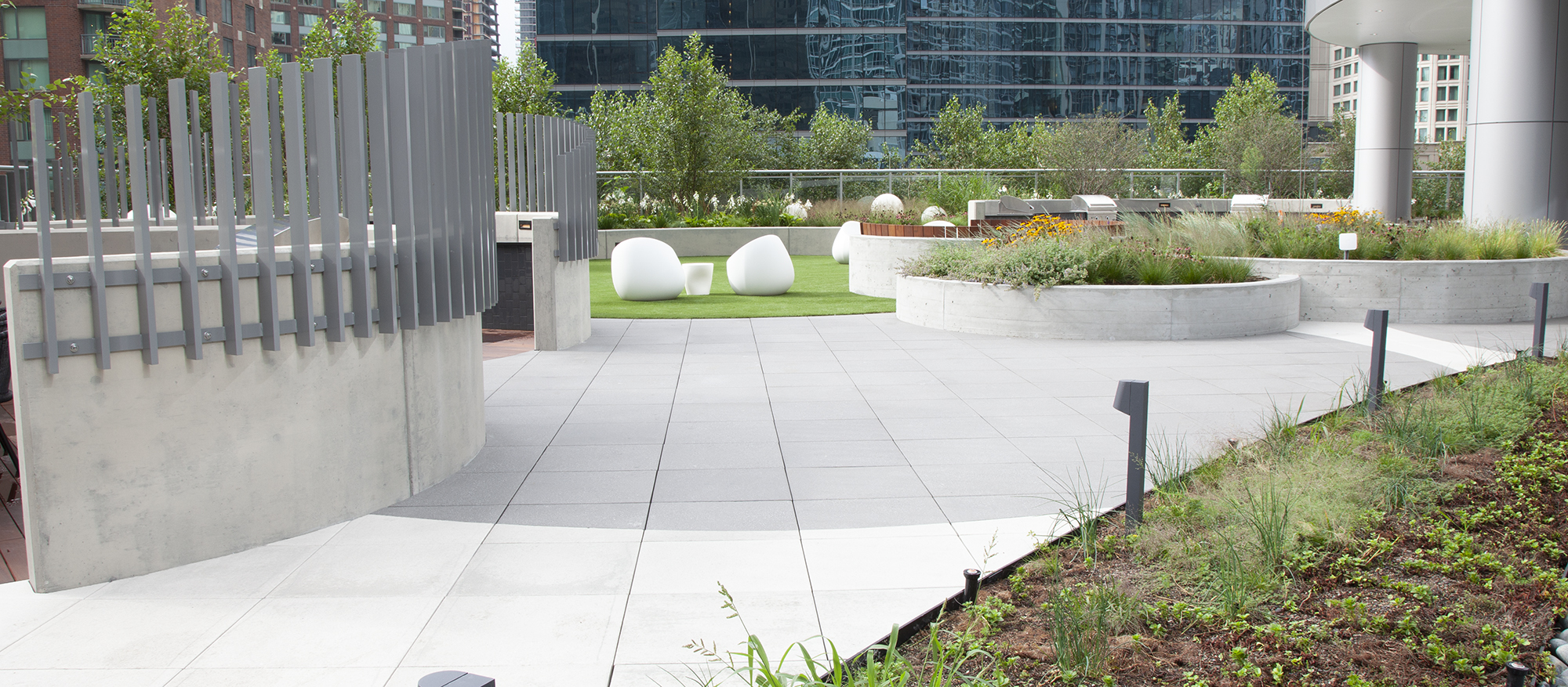 465 N Park Roof Deck in Chicago with circular gardens, Unilock Arcana slabs for the groundwork, and outdoor amenities.